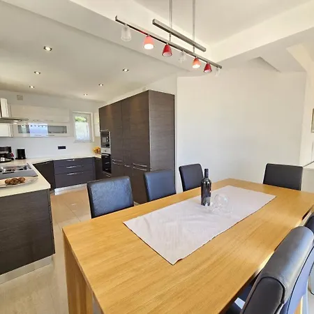 Keti 4 Nv - 6 Pax With Sea View 노비비노돌스키